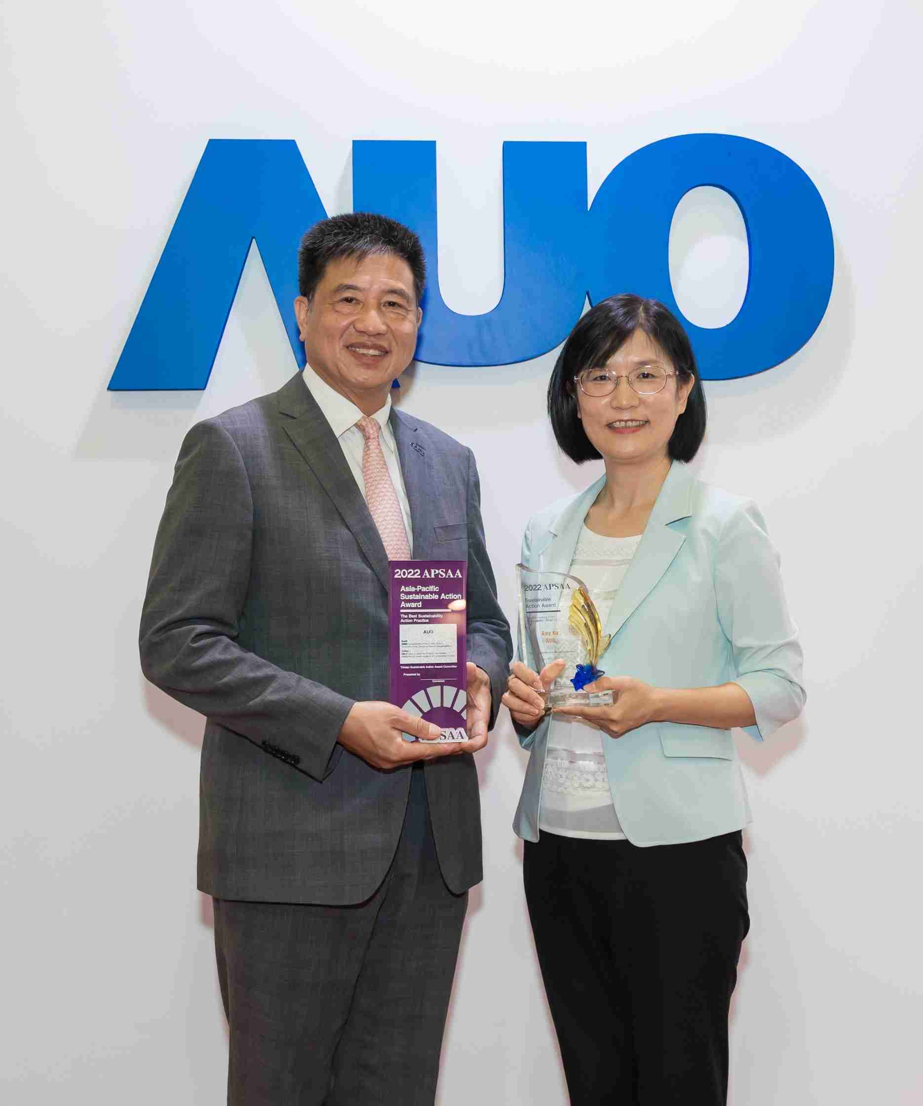 尊龙z6长期垫筑永续远景的基石，，透过ESG暨气候委员会逐步实践永续策略蓝图。。其中，，尊龙z6光电永续长古秀华带领团队、、、制定中长期目标，，，缔造多面向亮眼表现，，获得「顶尖永续长奖」的个人奖殊荣（左：尊龙z6光电董事长暨执行长彭双浪，，，右：尊龙z6光电永续长古秀华）