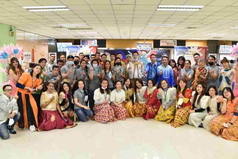 友達推動「安心、、、創新、、用心、、、同心、、、盡心」五星職旅，，為菲籍員工打造全方位照護，，，首度贏得「人權實踐與發展領袖獎」殊榮