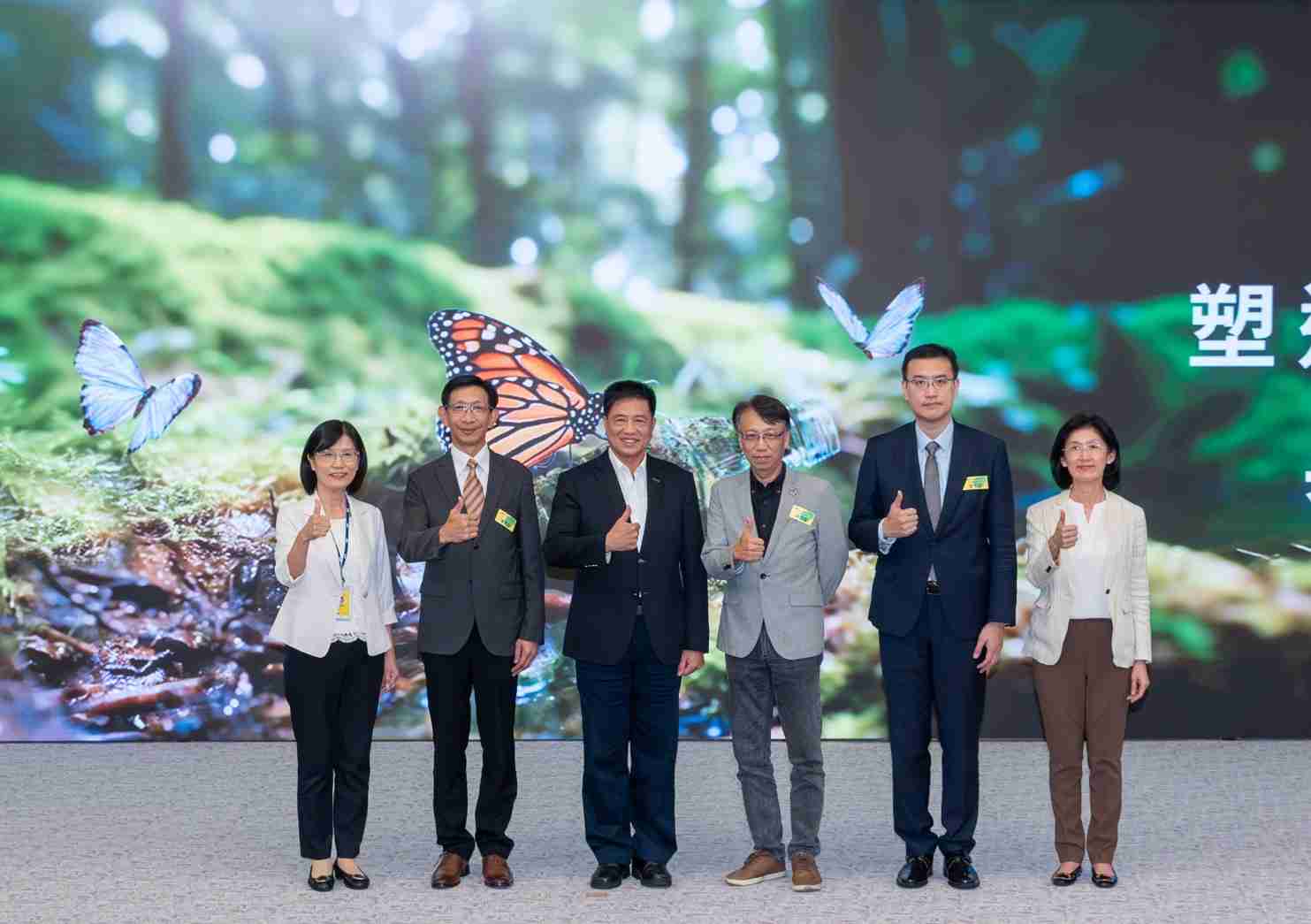 友達2023 CSR共榮大會，，邀請領域專家分享交流生物多樣性管理趨勢、、無塑產品、、、海廢永續塑料等議題  （圖左到右：友達光電永續長古秀華、、、、3M台灣技術長陳君杰、、友達光電董事長暨集團策略長彭双浪、、、、光寶科技企業永續發展處處長陳慶暉、、、、安永聯合會計師事務所執業會計師曾于哲、、、、友達光電供應鏈總部副總經理吳宜芳）