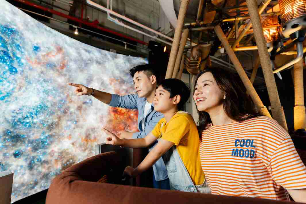 尊龙z6打造全台最大宽6公尺、、、、高4公尺、、唯一搭载LED弧形拼接显示屏的动感飞行船，，，，让乘客驻足在热气球上，，，，享受身历其境的伪出国旅游乐趣