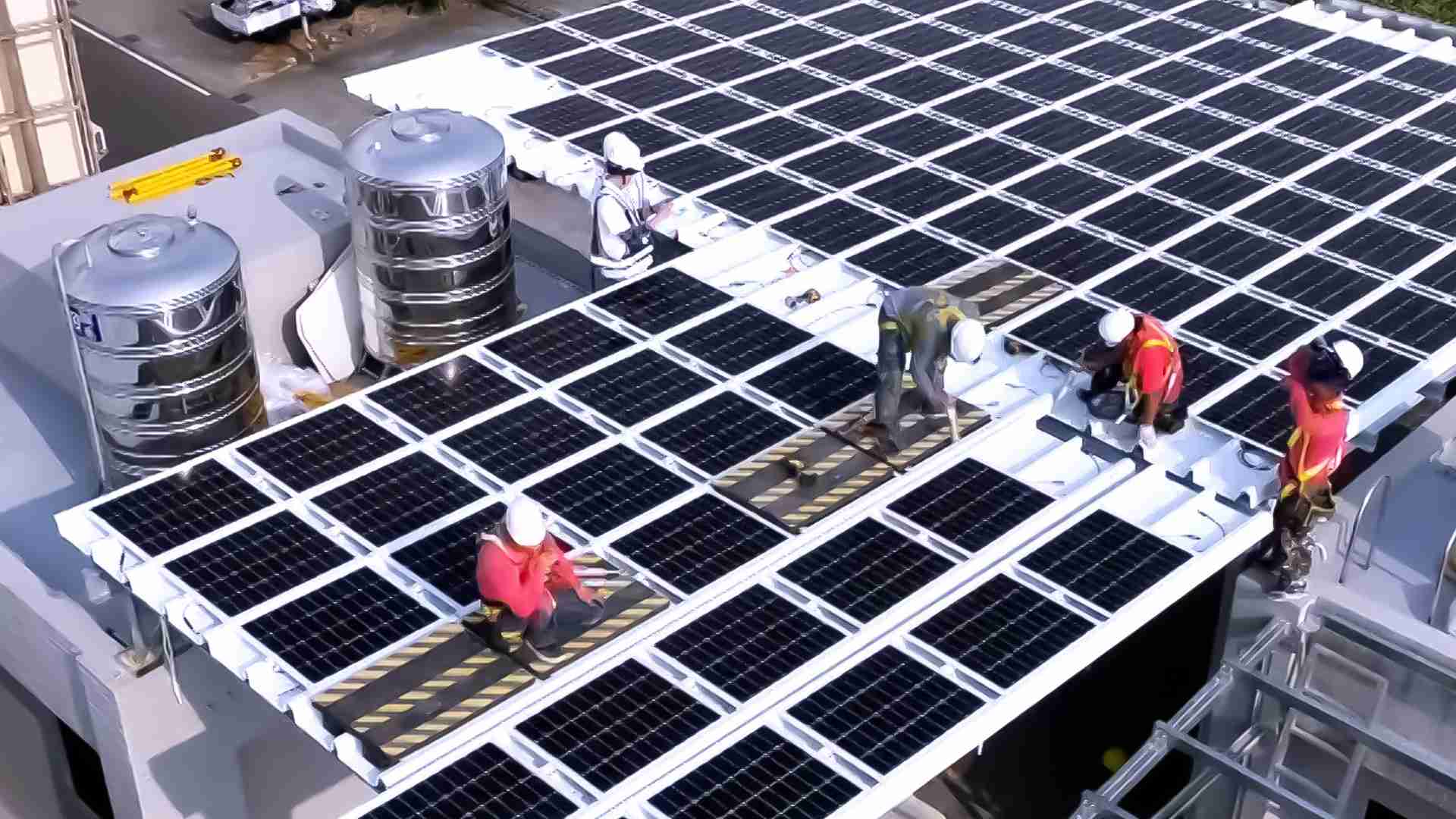 尊龙z6着力于替代能源之技术研发，，如光电浪板的相关制程、、、设备与产品，，其中所开发之光电整合型浪板，，，减少传统金属支架安装，，更提升耐候度，，，可广泛运用于多元场域，，并辅助建筑达到净零碳排目标