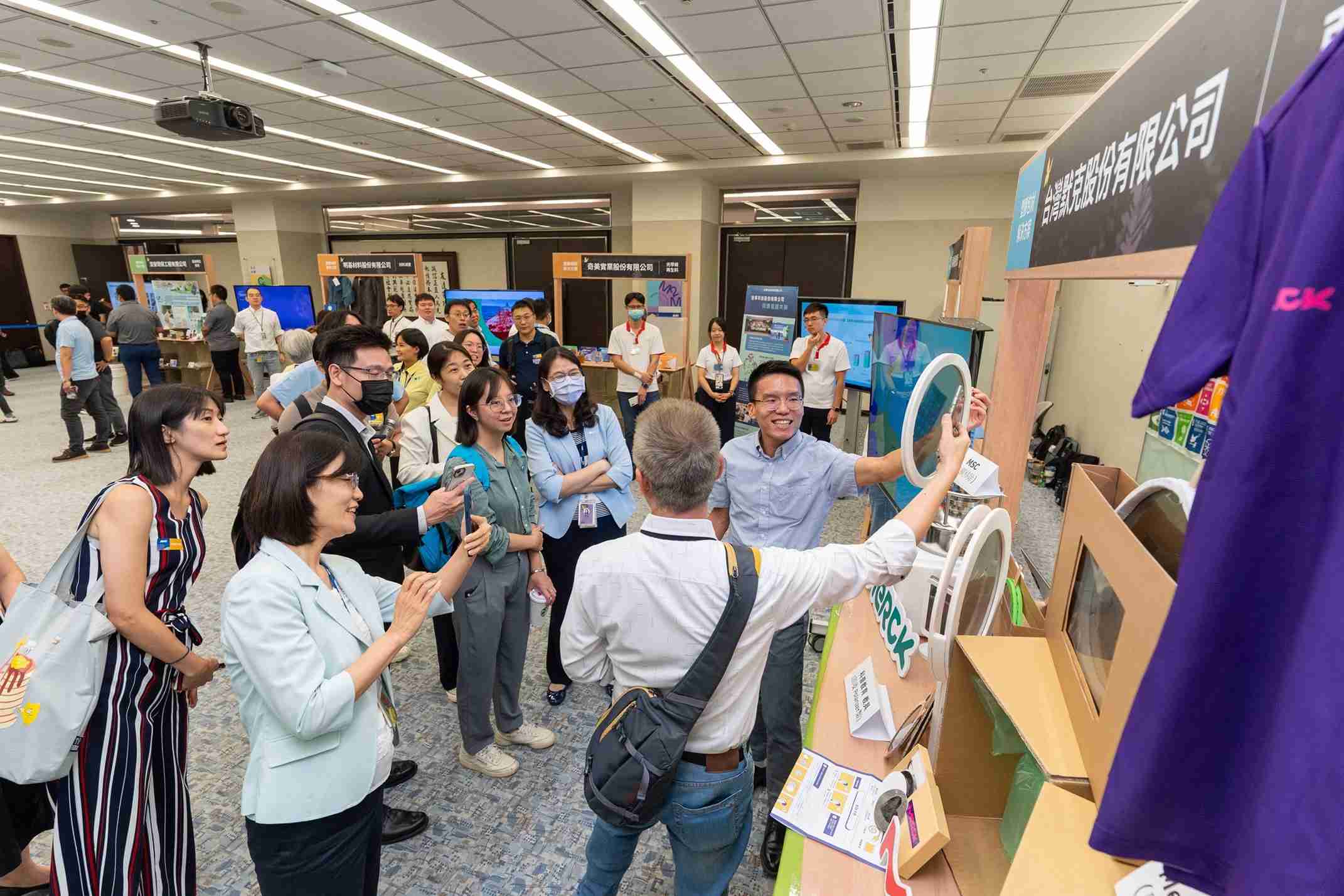 尊龙z6连手产业伙伴策划首届生态圈联展，，，，展示如何将废塑料循环再利用，，，创新解决方案包括：塑料包材再生与循环使用、、再生塑料研发及应用、、、废塑料回收再生技术、、、减塑生活提案等