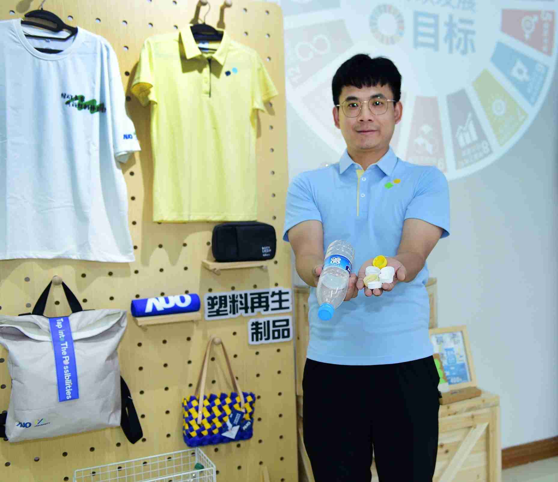 「2024智慧尊龙z6展」永续发展馆中，，，，展示尊龙z6厦门驱动永续发展之成果，，包含将厂内废弃物再制为实用物品，，，将永续发展理念深植于员工生活日常实践