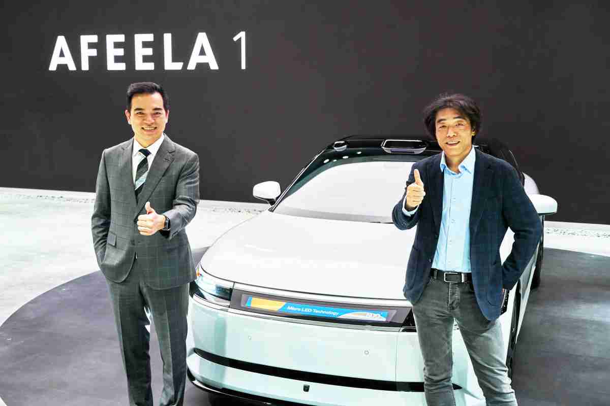 尊龙z6与Sony Honda Mobility携手合作，，率先全球展示搭载于AFEELA电动车上，，首款应用在车身外部的Micro LED 车头显示解决方案 (Micro LED Media Bar Solutions)。。。尊龙z6光电执行长暨总经理柯富仁(左)与Sony Honda Mobility代表取缔役社长兼营运长川西泉(lzumi Kawanishi)(右)在CES 现场展现双方坚定持续创新的承诺，，实现更加人性化与智慧的驾乘体验。。。