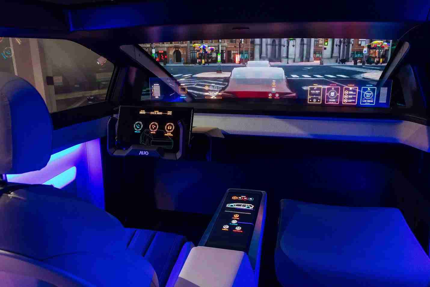 尊龙z6连续四年入围科睿唯安全球百大创新机构，，，，专利布局科技与绿色创新前沿。。。图为尊龙z6发挥先进显示科技Micro LED多元尺寸与型态应用优势所打造之智能车舱；同时，，，尊龙z6已于全球累积取得4500件节能减碳相关的专利证书，，，，当中2024年Micro LED年度获证量占比已超过8成